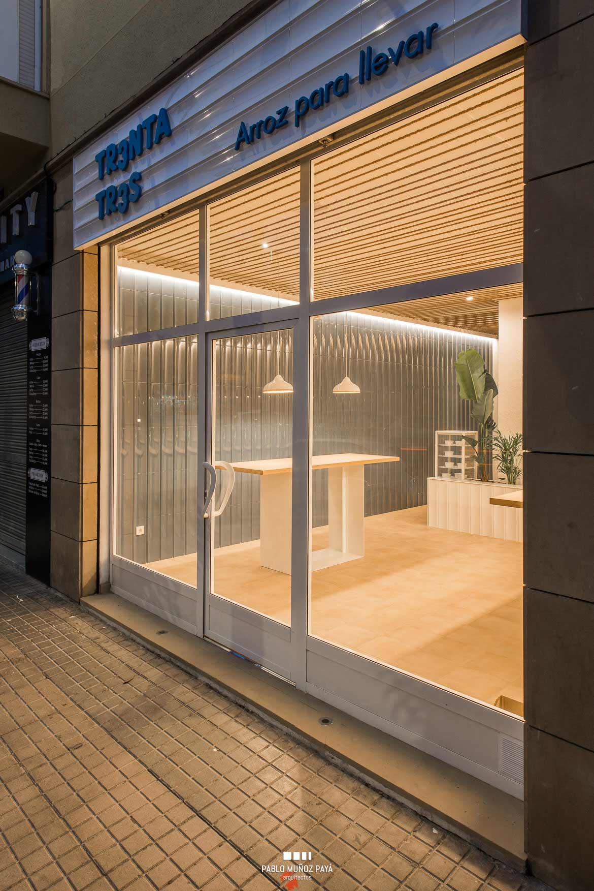 Reforma de local comercial de comida para llevar Trenta Tres Arroces en Petrer - Pablo Muñoz Payá Arquitectos 11