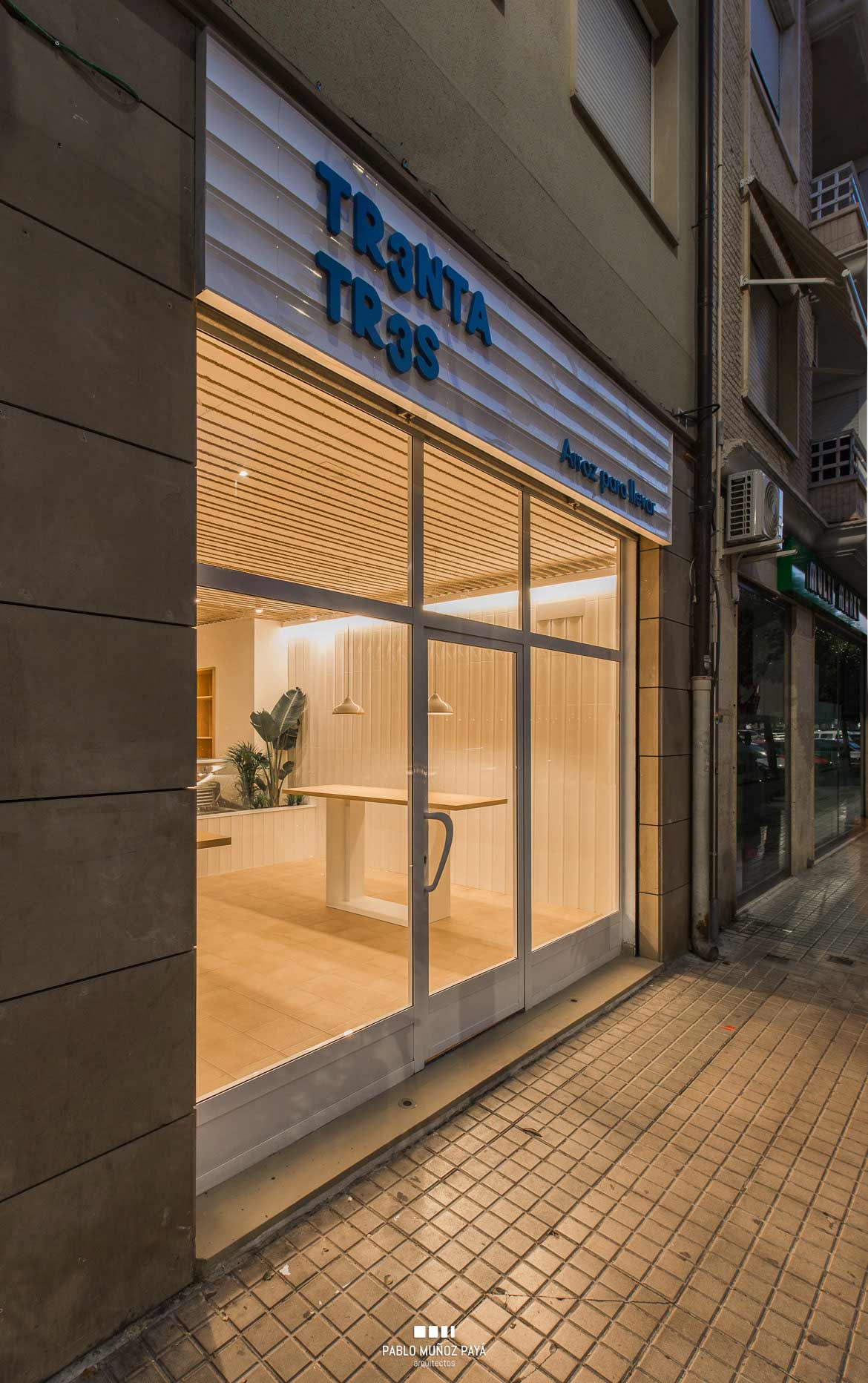 Reforma de local comercial de comida para llevar Trenta Tres Arroces en Petrer - Pablo Muñoz Payá Arquitectos 12