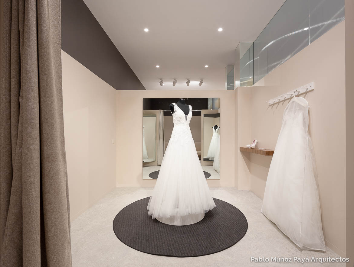 Reforma integral de tienda y espacio comercial Sedka Novias Petrer - Pablo Muñoz Payá Arquitectos 17