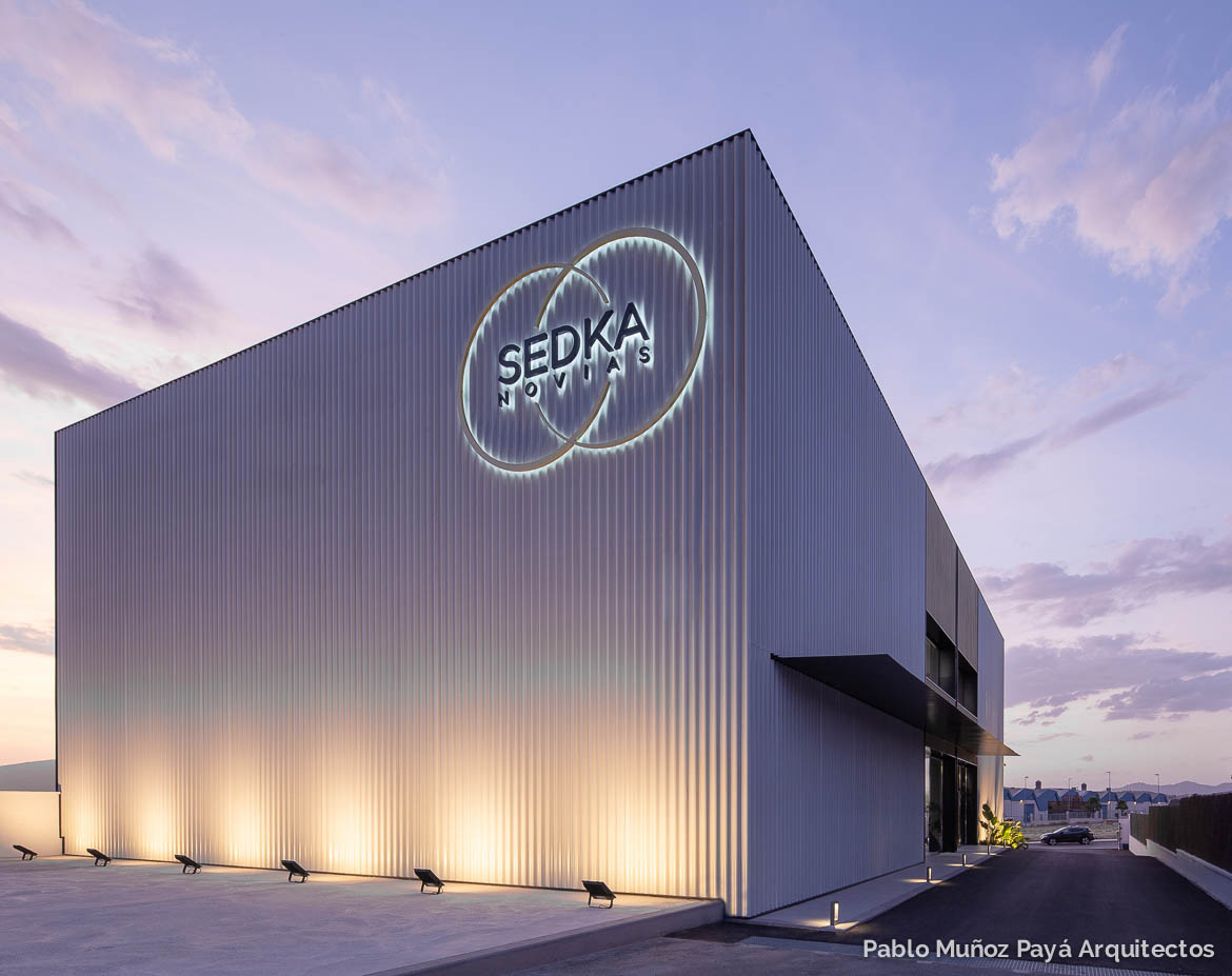 Reforma integral de tienda y espacio comercial Sedka Novias Petrer - Pablo Muñoz Payá Arquitectos 20